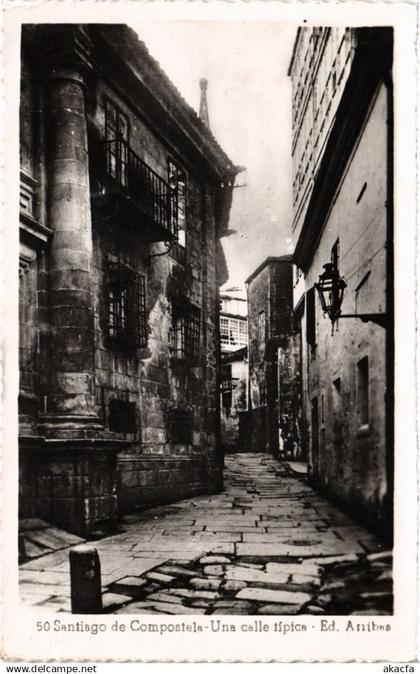 CPA SPAIN Santiago de Compostela - Una Calle Tipica (282058)