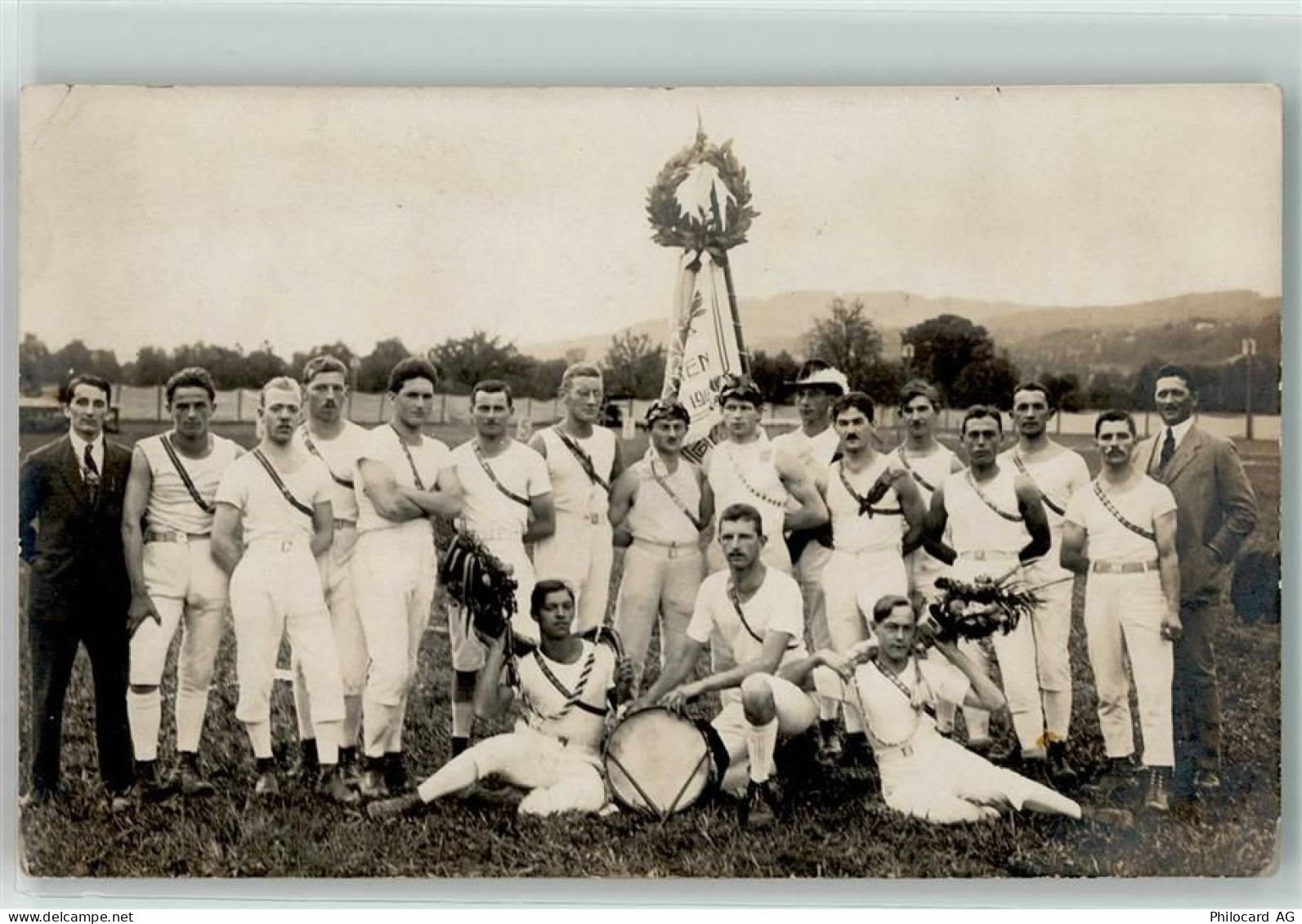 Sport Mannschaft Kranz Fahne Männer Motiv Schweiz Privatfoto AK - 13938217