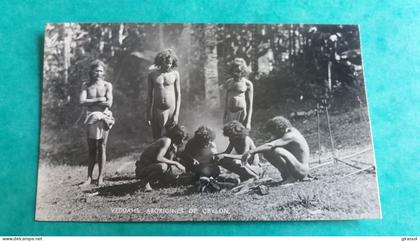 CPSM VEDDAHS ABORIGENES DE CEYLON CEYLAN SRI LANKA AUTOUR DU FEU ETHNOLOGIE