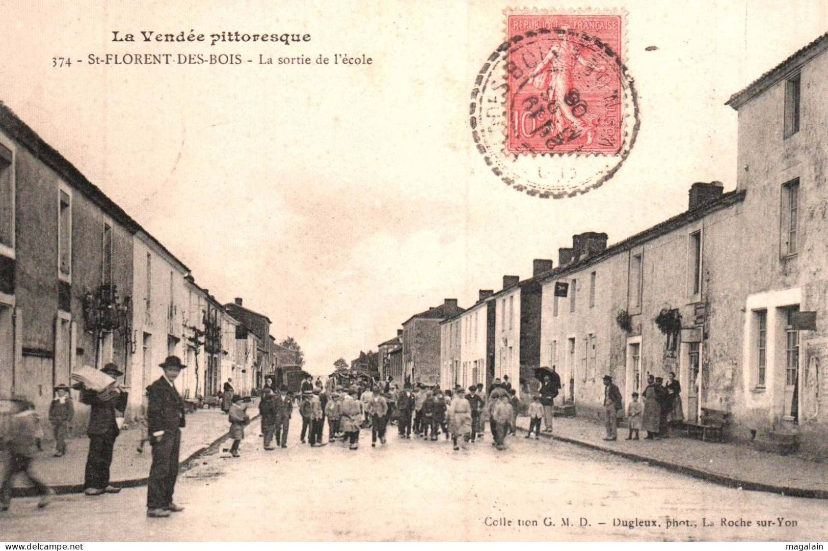 St Florent des Bois : la sortie de l'église
