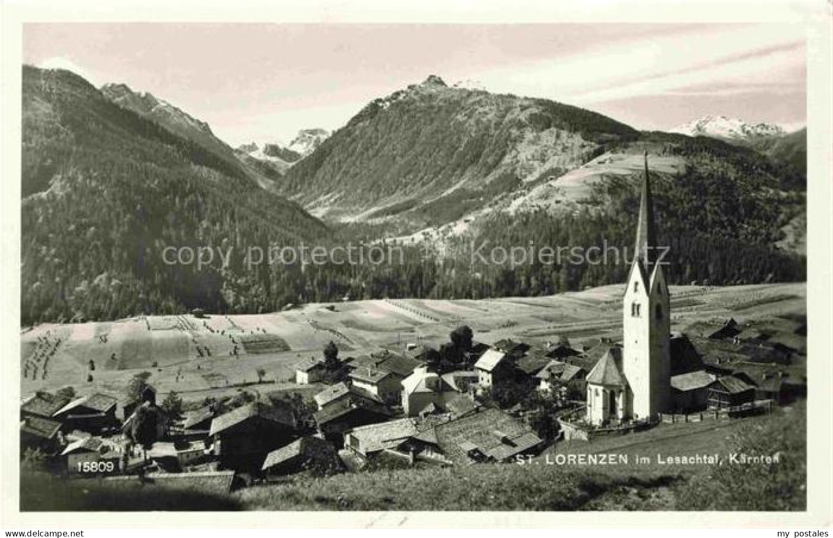 St Lorenzen Lesachtal Kaernten AT Lesachtal Kirchturm Bergdorf Wiesen Berge Wald