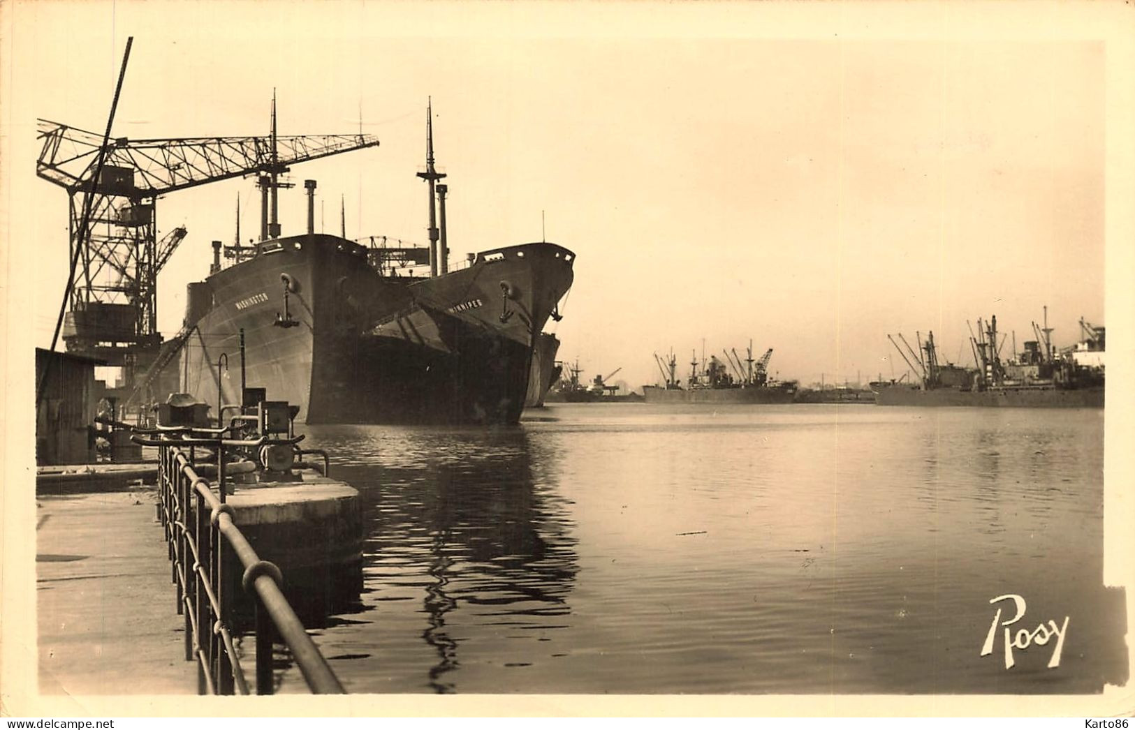 st nazaire * bateau bateaux WASHINGTON & WINNIPEG cargo commerce , le port vu des chantiers de penhoet * grue