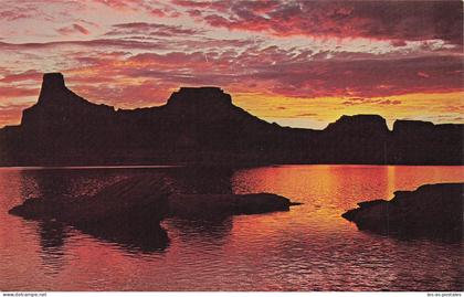 ETATS UNIS PAGE SUNSET AT LAKE POWELL GLEN CANYON RECREATION