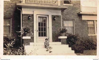 Kearney Nebraska USA Wohnhaus Backsteinhaus Hauseingang Treppe Kind Veranda Fens