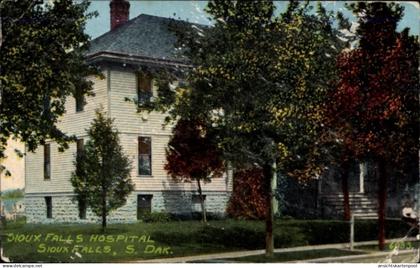 CPA Sioux Falls South Dakota USA, Sioux Falls Hospital, zweigeschossiges Gebäude, Bäume,