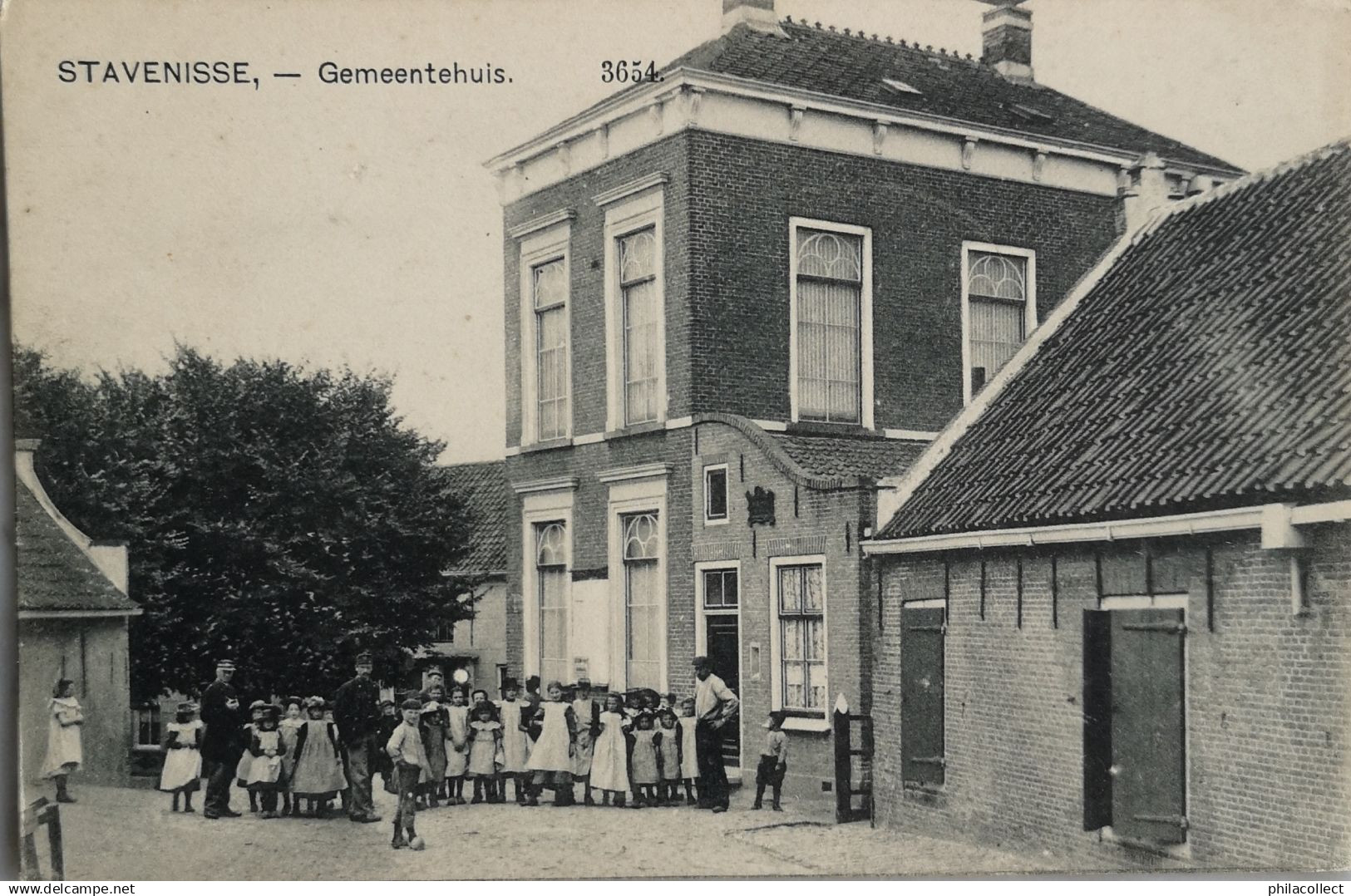 Stavenisse (Zld.) Gemeentehuis (Veel Volk) 19??