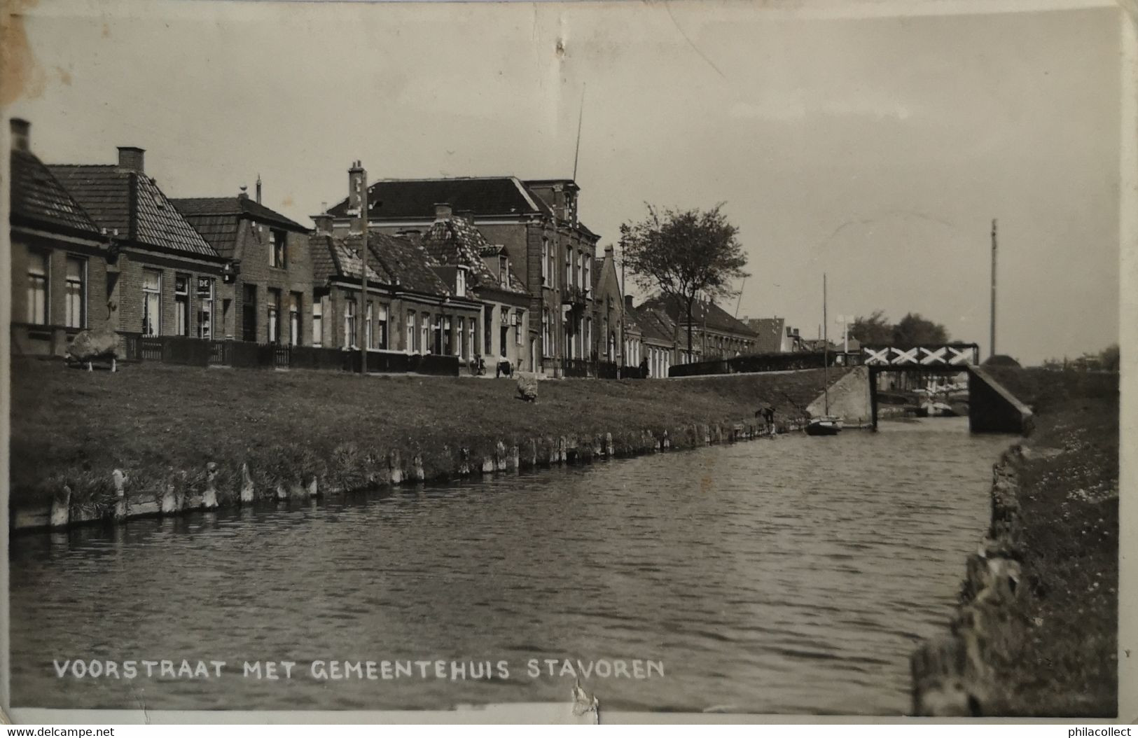 Stavoren (Frl.) FOTOKAART // Voorstraat met Gemeentehuis 1939 vlek en gaatje