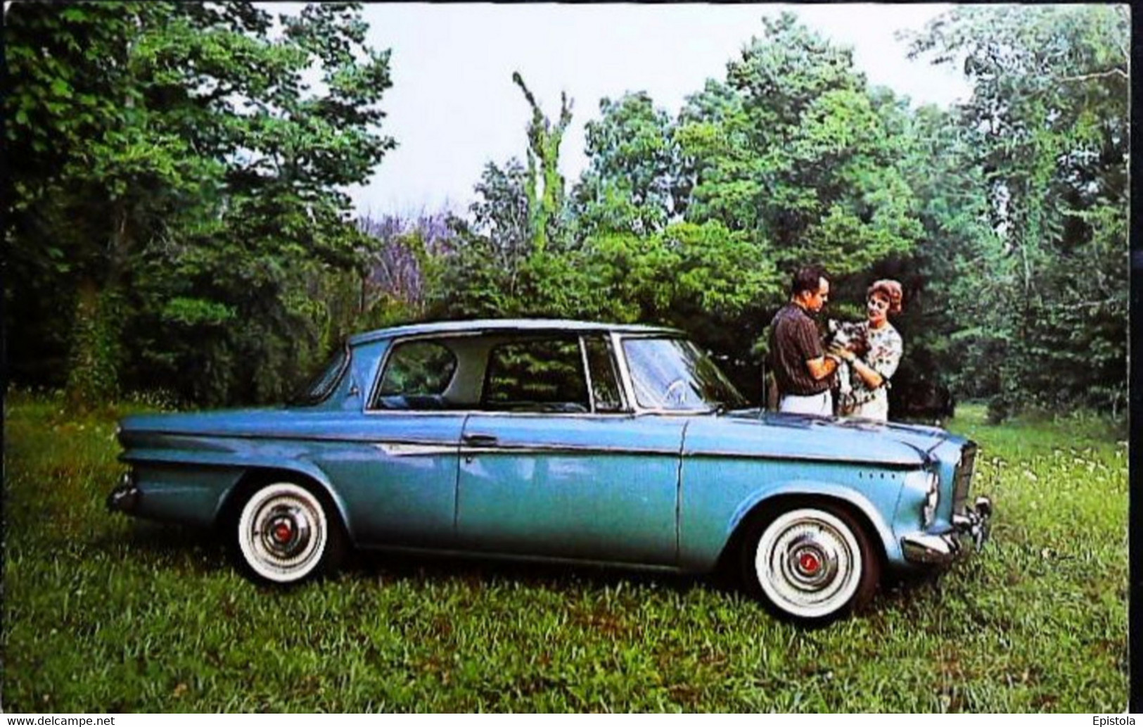 ► STUDEBAKER Daytona Hardtop 1962 & Couple    - Automobile Publicity    (Litho in U.S.A.) Roadside