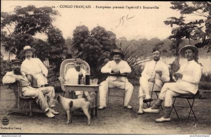CPA Brazzaville Französisch Kongo, Sechs Europäer, Hund, Kolonialzeit, weiße Kleidung