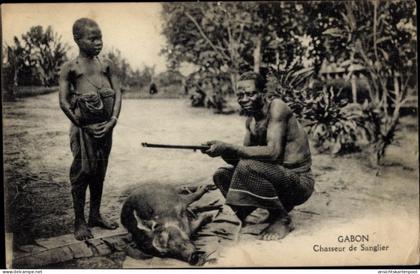 CPA Gabon Gabun, Chasseur de Sanglier, afrikanische Jäger, erlegtes Wildschwein