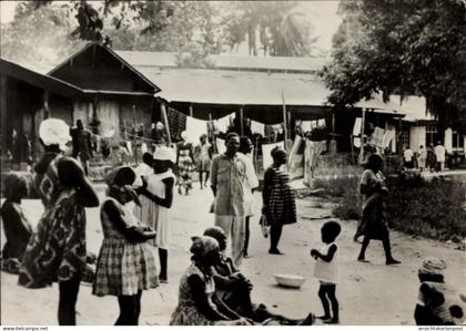 CPA Lambarene Gabun, Menschen auf der Straße, Wäsche auf Leinen, Albert-Schweitzer-Hospital