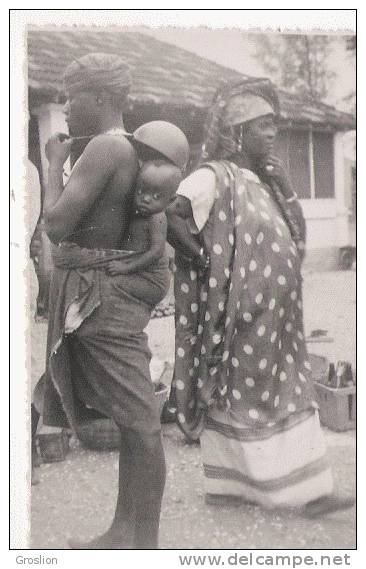 SOUDAN ? CARTE PHOTO (FEMMES PORTANT SON ENFANT ET FEMME EN COSTUME LOCAL)
