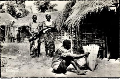 CPA Brazzaville Französisch Kongo, Dorfbewohner beim Korb flechten
