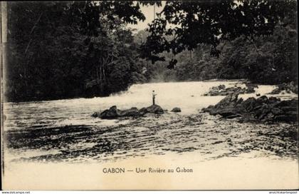 CPA Gabun, Flussufer, Mann auf einem Felsen