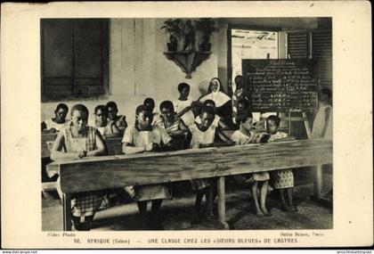 CPA Gabun, Une Classe chez les Soeurs Bleues de Castrates, Schulbänke, Tafel
