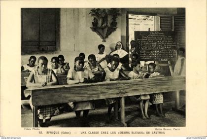 CPA Gabun, Une Classe chez les Soeurs Bleues de Castrates, Schulbänke, Tafel