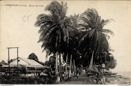 CPA Libreville Gabun, Palmen, Straße, Gebäude, Gabun