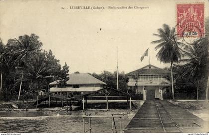 CPA Libreville Gabun, Postkarte, Embarcadère des Chargeurs, Gebäude, Palmen, Wasser