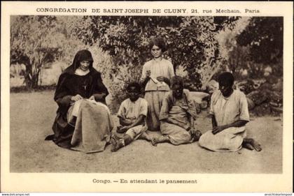 CPA Republik Kongo Französisch Kongo, Missionsschwester versorgt Wunden