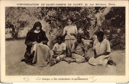 CPA Republik Kongo Französisch Kongo, Missionsschwester versorgt Wunden