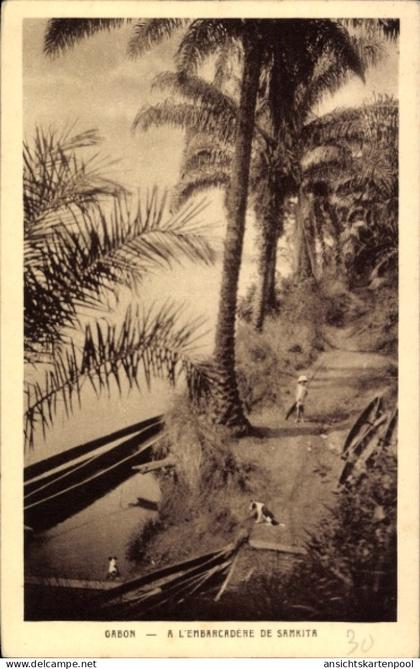 CPA Samkita Gabun, Boot am Ufer, Palmen