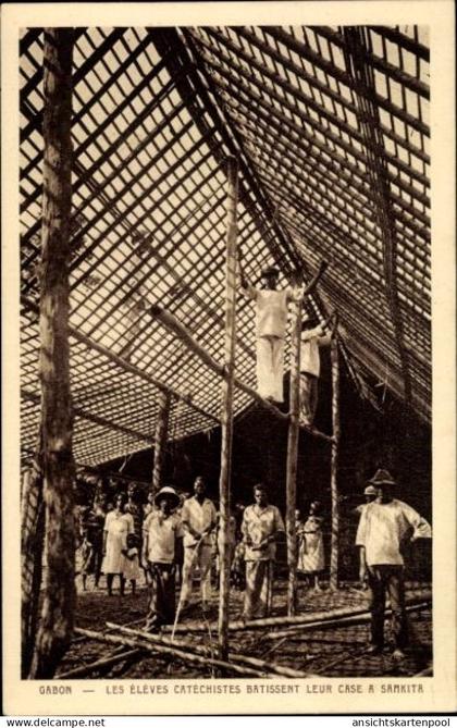 CPA Samkita Gabun, Die Katechetenschüler bauen ihre Hütte