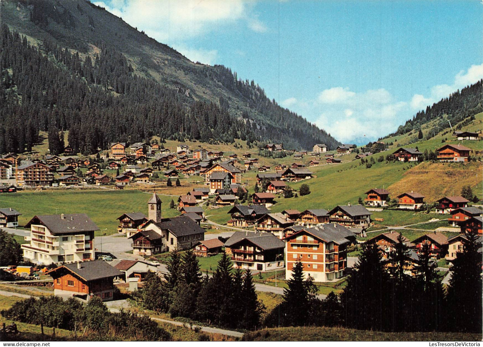 SUISSE - Morgins - Eglise - Clocher - Place - Habitation - Forêt - Ville - Montagne - Paysage - Carte postale