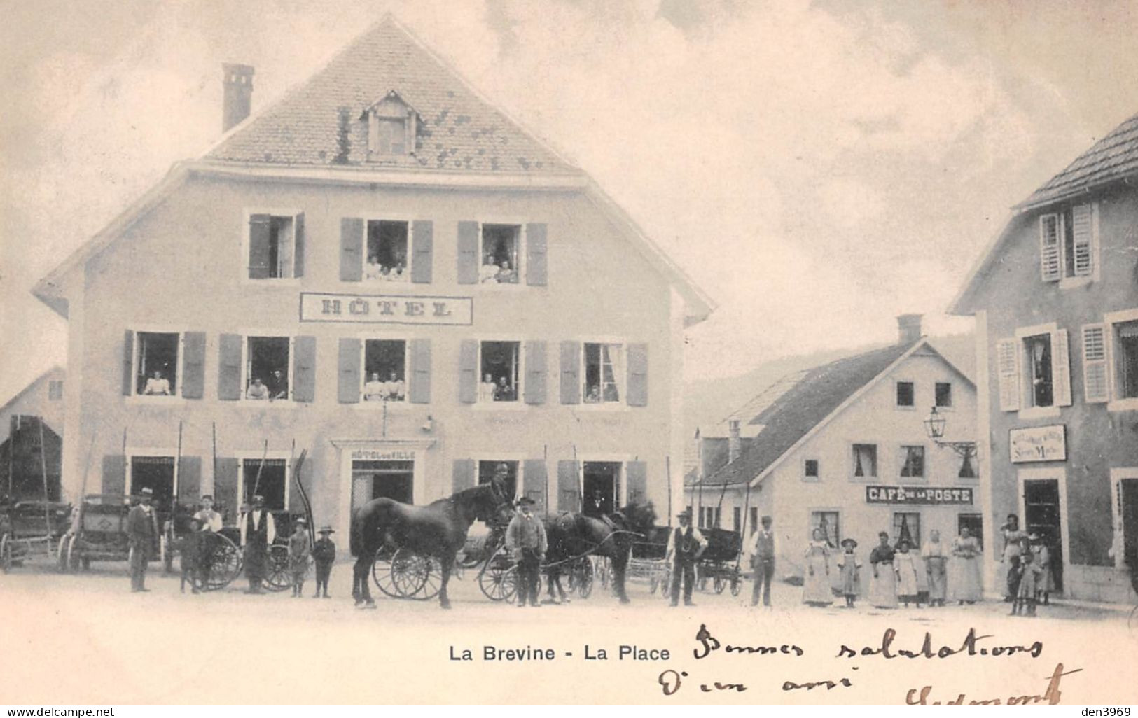 Suisse - NE - La BREVINE - La Place - Hôtel de Ville, Café de la Poste, Chevaux - Précurseur voyagé 1902 (2 scans)