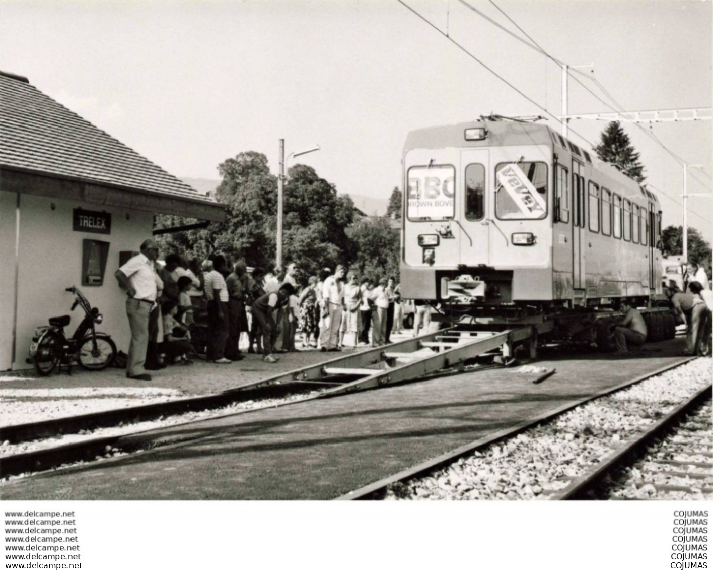 SUISSE - S01086 - Train - Déchargement de la Be 4/4 201  à  Trélex 25.9.1985 - Photo Hadorn  - CPSM 10x15 cm-