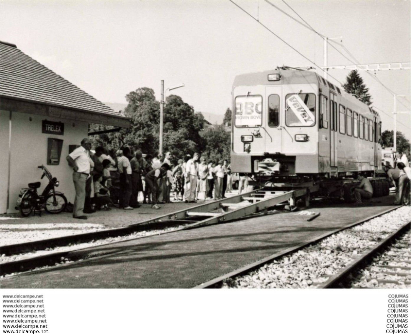 SUISSE - S01086 - Train - Déchargement de la Be 4/4 201  à  Trélex 25.9.1985 - Photo Hadorn  - CPSM 10x15 cm-