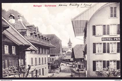 1910 mit Bahn gelaufene AK aus Boltigen Dorfstrasse mit Hotel. Blauer Kastenstempel WEISSENBACH