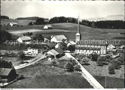 Le Cret-pres-Semsales Ortsblick mit Kirche