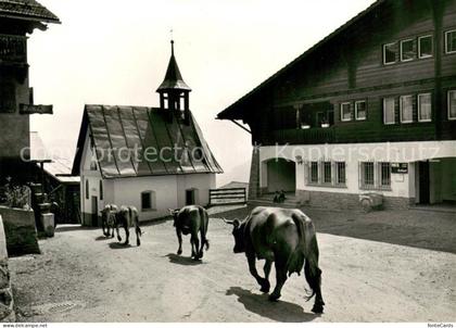 13669762 Andiast Dorfpartie mit Postgebaeude Kapelle Almabtrieb Kuehe Andiast