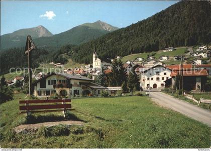 Alvaneu Dorf Ortsblick mit Ruhebank und Wegkreuz