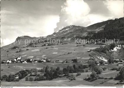 Meierhof Surselva Gesamtansicht mit Piz Mundaun