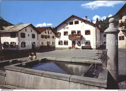 Scuol Tarasp Vulpera Dorfplatz Scuol mit Brunnen