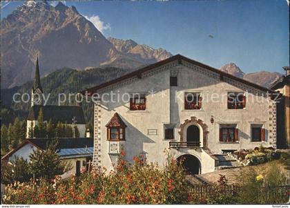 Scuol Tarasp Vulpera Engadinerhaus in Scuol mit Kirche