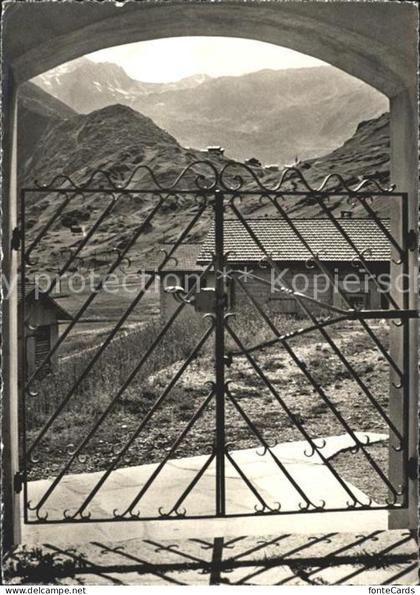 Selva Tujetsch Eingang zur Kirche Oberalpkette