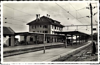 CPA Les Hauts-Geneveys Kanton Neuenburg, La Gare, Bahnhof, Gleisseite