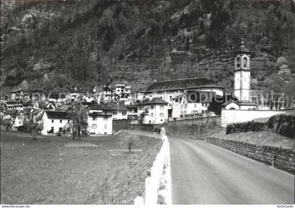 Cavergno Landstrasse Dorfpartie mit Kirche