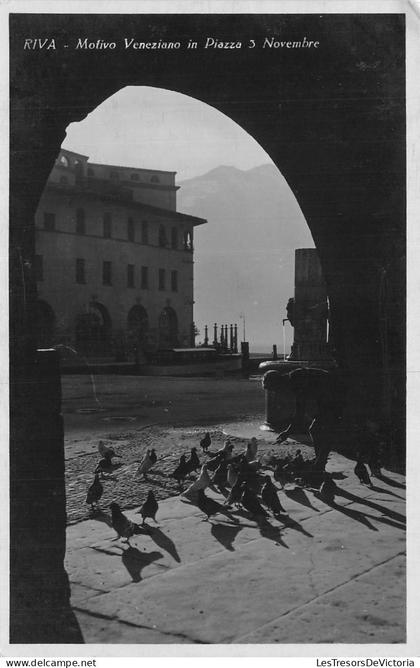 ITALIE - Riva - Motivo Veneziano - Piazza 3 Nov - Arche - Place - Fontaine - Pigeon - Animal - Animé - Carte postale