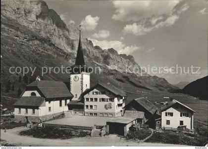 Attinghausen Kirche mit Schulhaus auf Urnerboden an der Klausenstrasse