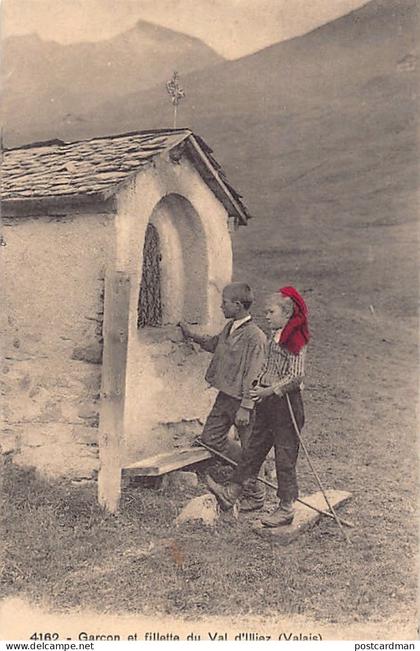 Suisse - VAL D'ILLIEZ (VS) Garçon et fillette - Foulards Rouges - Ed. C.P.N. 4162