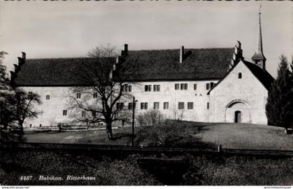 CPA Bubikon Kanton Zürich, Ritterhaus, Architektur, Baum, Wiese, Schwarz-Weiß Fotografie