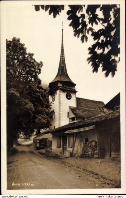 CPA Gsteig bei Gstaad Kanton Bern, Gsteig (1192 m), Kirche mit Uhrturm, Straße, Bäume