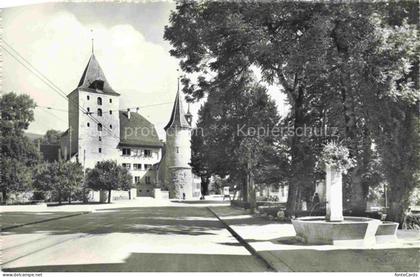 Nidau Niedau Bielersee Lac de Bienne BE Schloss-Nidau Turm Brunnen Baeume Platz