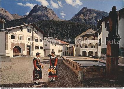 Scuol Tarasp Vulpera Dorfplatz Scuol Brunnen Tracht