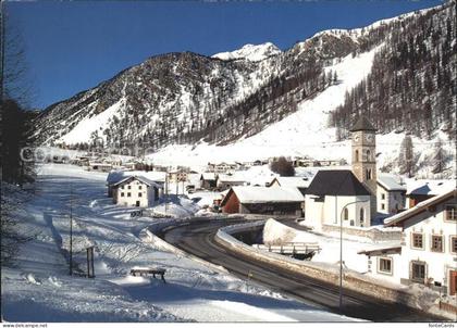 Tschierv Ortsblick mit Kirche