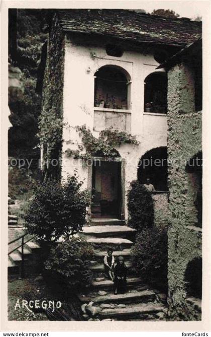 Arcegno Locarno TI Haus Arkaden Treppe Kind Pflanzen Tessin Ascona