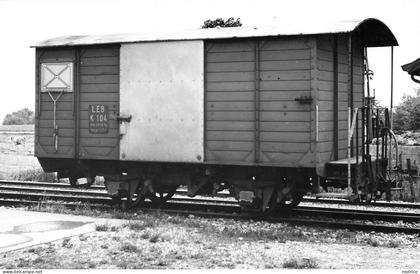 LIGNE DE CHEMIN DE FER Lausanne- Echallens - Bercher, à Echallens wagon K104, photo en 1972 format carte ancienne.